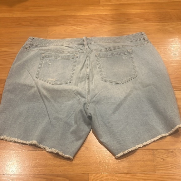 Torrid women’s light blue distressed jean shorts plus size 22. - Picture 4 of 9
